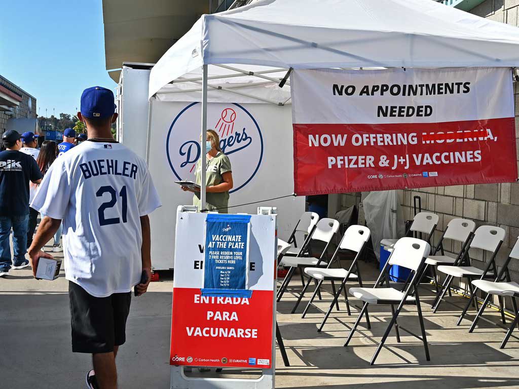 Tiêm vắc xin được vé xem bóng chày miễn phí ở Los Angeles (bang California, Mỹ) /// REUTERS