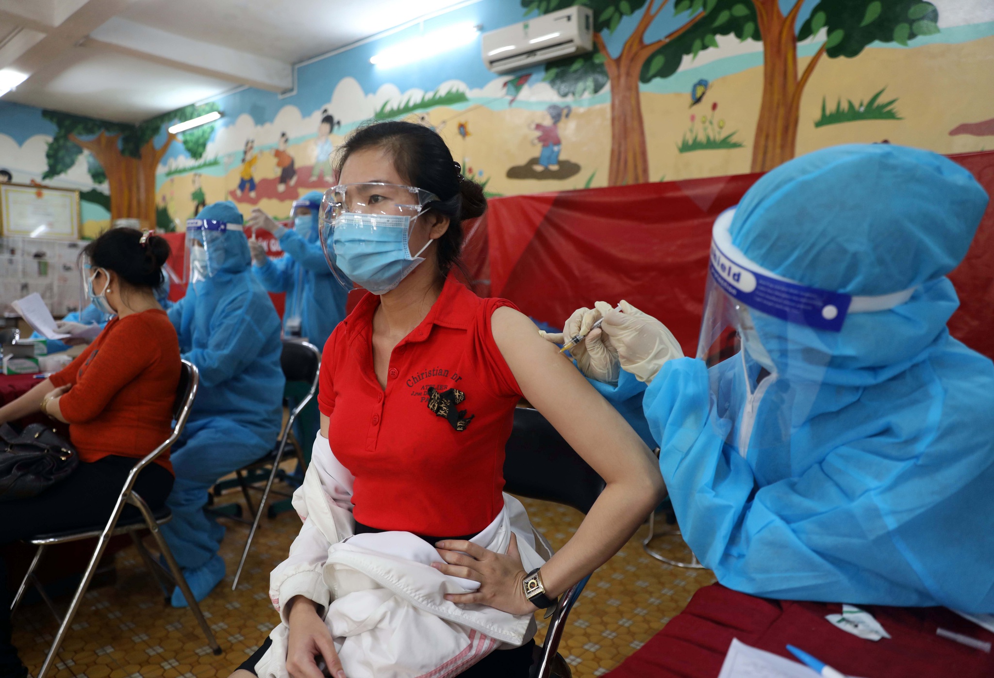 Người dân tiêm vắc xin tại nhà thi đấu Lãnh Binh Thăng, Q.11 ngày 22.7 /// Ảnh: Ngọc Dương