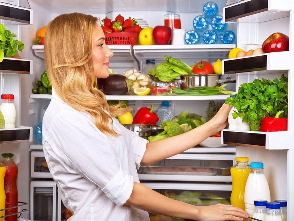 CDC Mỹ khuyên: "Mỗi tuần một lần, hãy tạo thói quen vứt bỏ những thực phẩm dễ hỏng mà không nên ăn nữa". /// Ảnh minh họa: Shutterstock