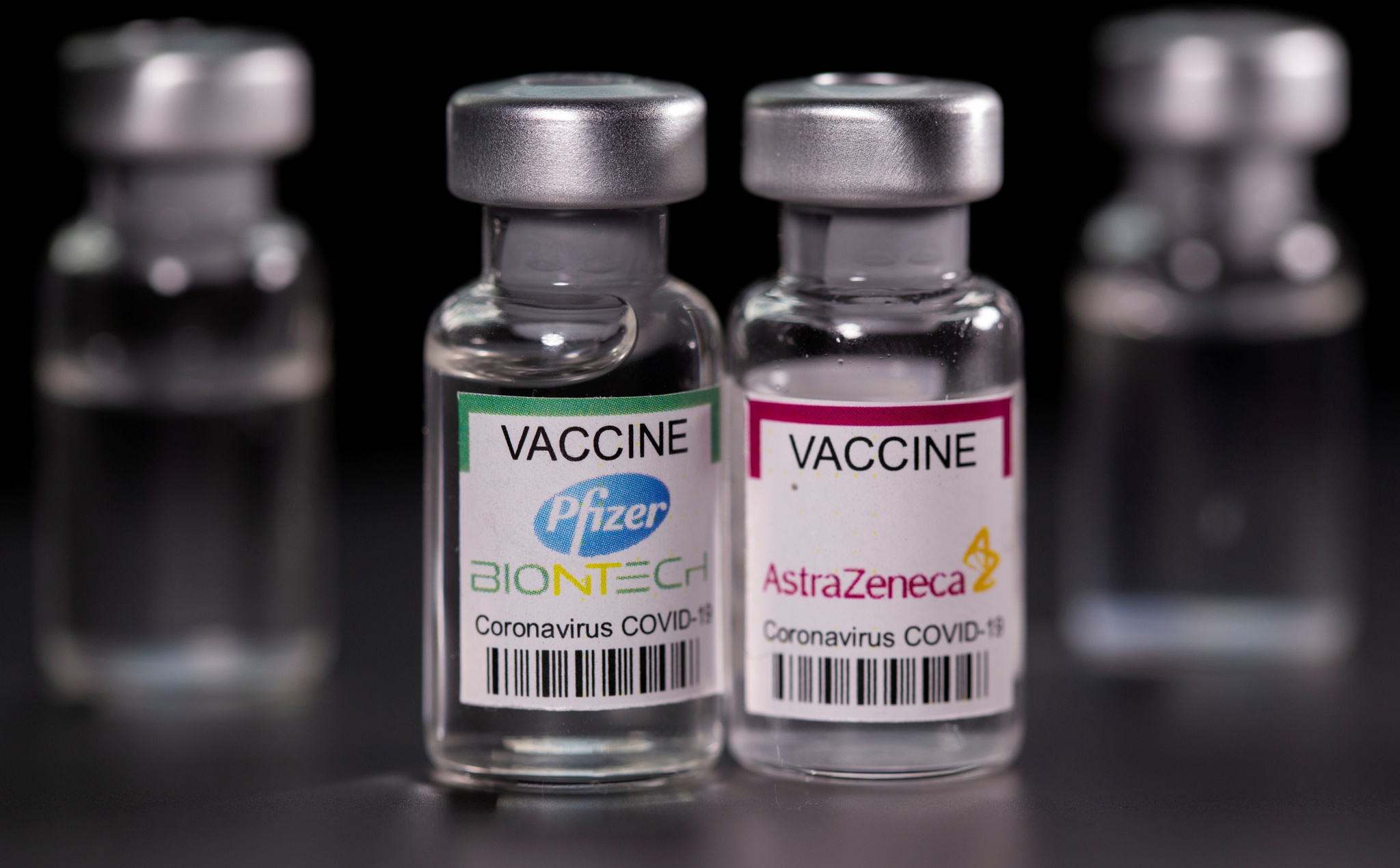 Vắc xin Covid-19 của Pfizer hoặc AstraZeneca vẫn có hiệu quả chống lại biến chủng Delta /// REUTERS