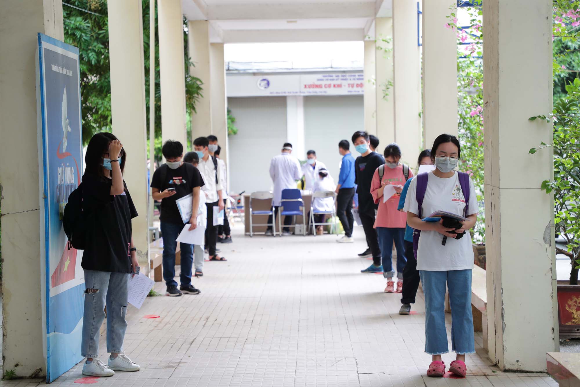 Thí sinh dự thi đợt 1 kỳ thi đánh giá năng lực của ĐH Quốc gia Hà Nội đang chờ vào phòng thi /// Ảnh Ngọc Diệp