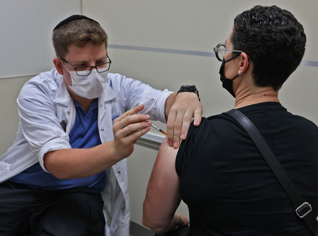 Một người Israel được tiêm liều vắc xin Covid-19 thứ ba tại Jerusalem /// AFP