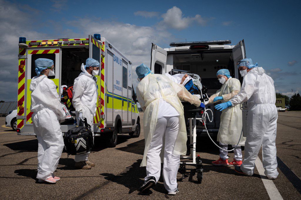 Bệnh nhân Covid-19 được chuyển viện tại Entzheim, miền đông Pháp /// AFP