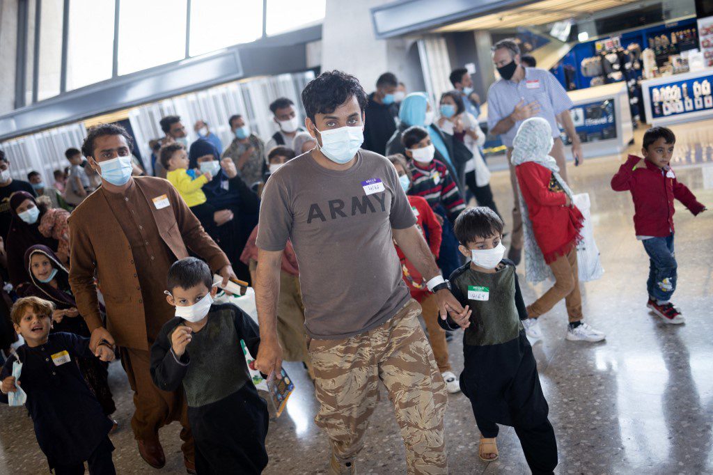 Người tị nạn được sơ tán khỏi Afghanistan đến sân bay Dulles ở Virginia, Mỹ /// AFP