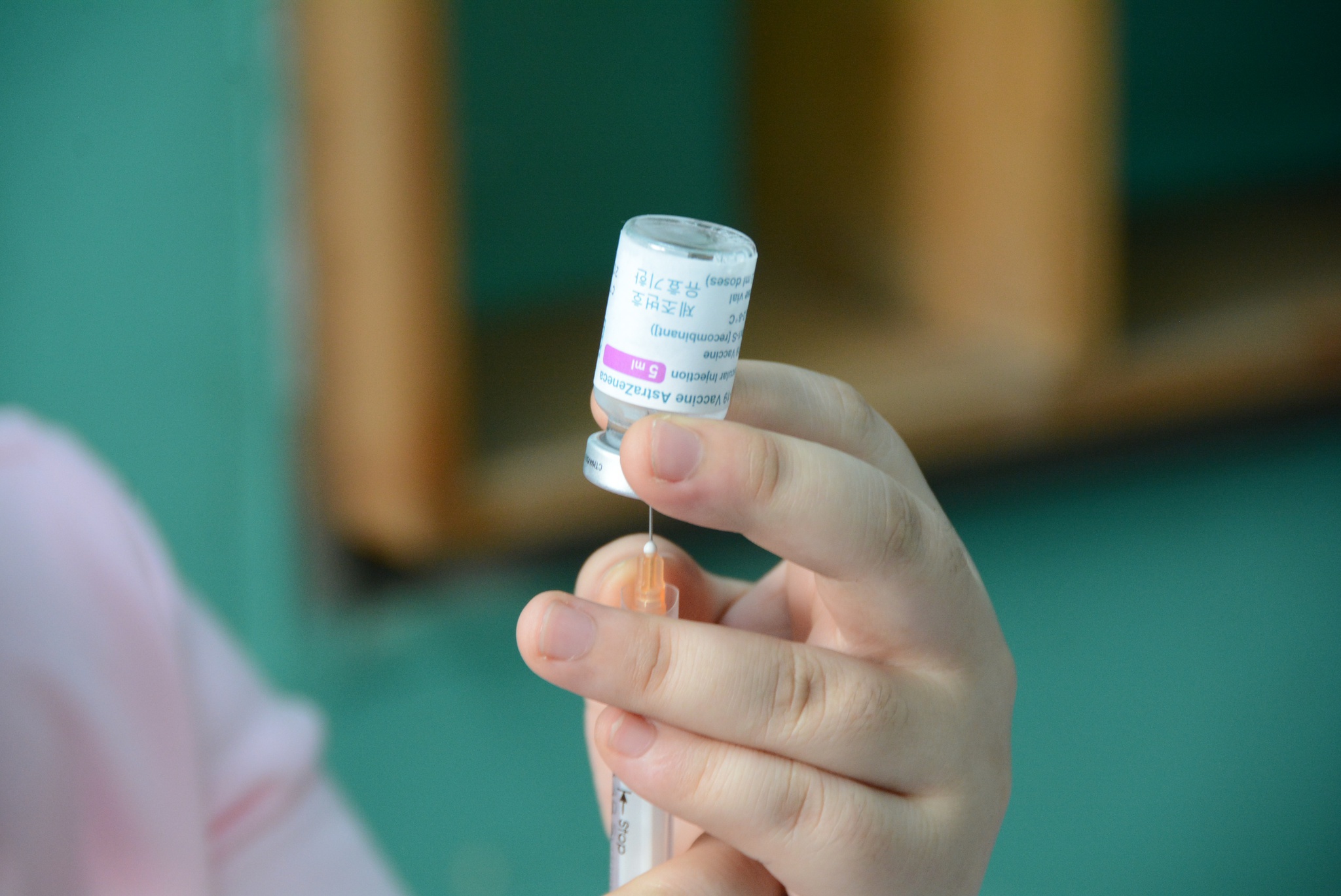 Nhiều nhà nghiên cứu khuyến nghị, mọi người cần phải tiêm vắc xin Covid-19, bởi đây mới là cách tốt nhất để bảo vệ bản thân /// Duy Tính