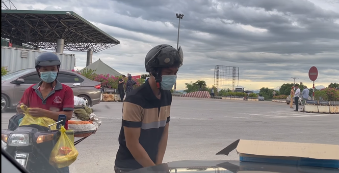 Người phụ nữ Nghệ An hỗ trợ tiền cho người chạy xe máy về quê tránh dịch - ảnh 2