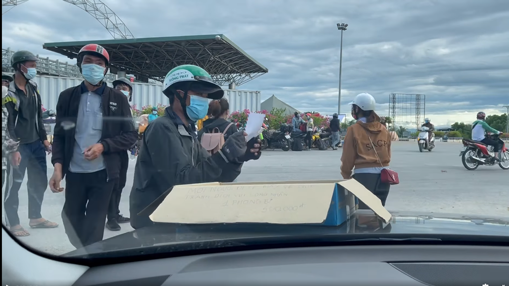 Người phụ nữ Nghệ An hỗ trợ tiền cho người chạy xe máy về quê tránh dịch - ảnh 1
