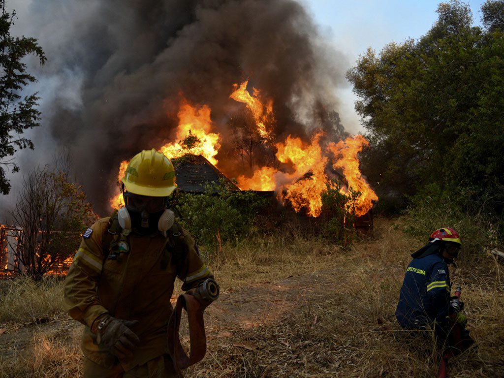 Lính cứu hỏa Hy Lạp xử lý một đám cháy rừng vào ngày 31.7 /// AFP