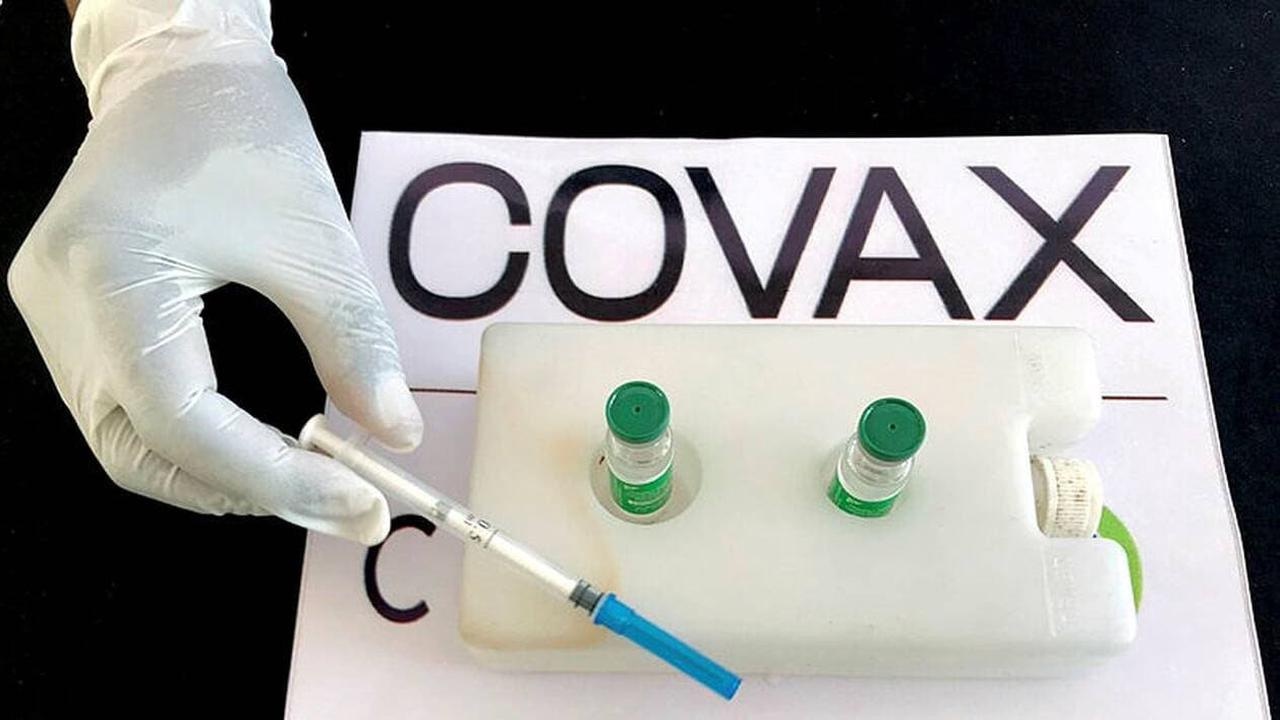 Y tá chuẩn bị tiêm vắc xin được chia sẻ qua COVAX tại Ethiopia /// Reuters