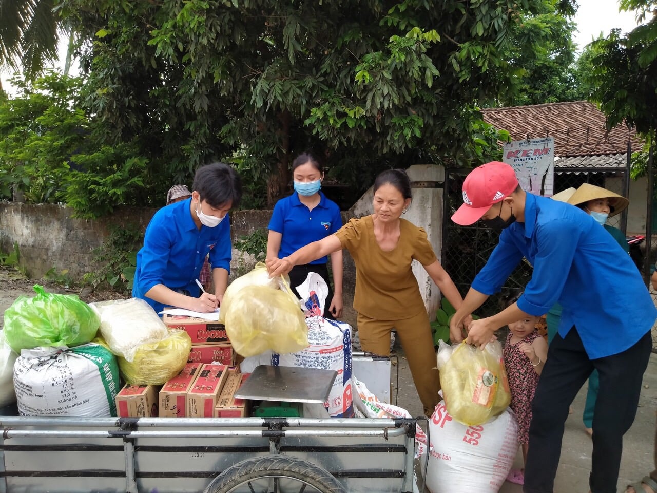 Các tình nguyện viên tiếp nhận nhu yếu phẩm của người dân Thanh Hóa hỗ trợ miền Nam /// ẢNH: PHÚC NGƯ