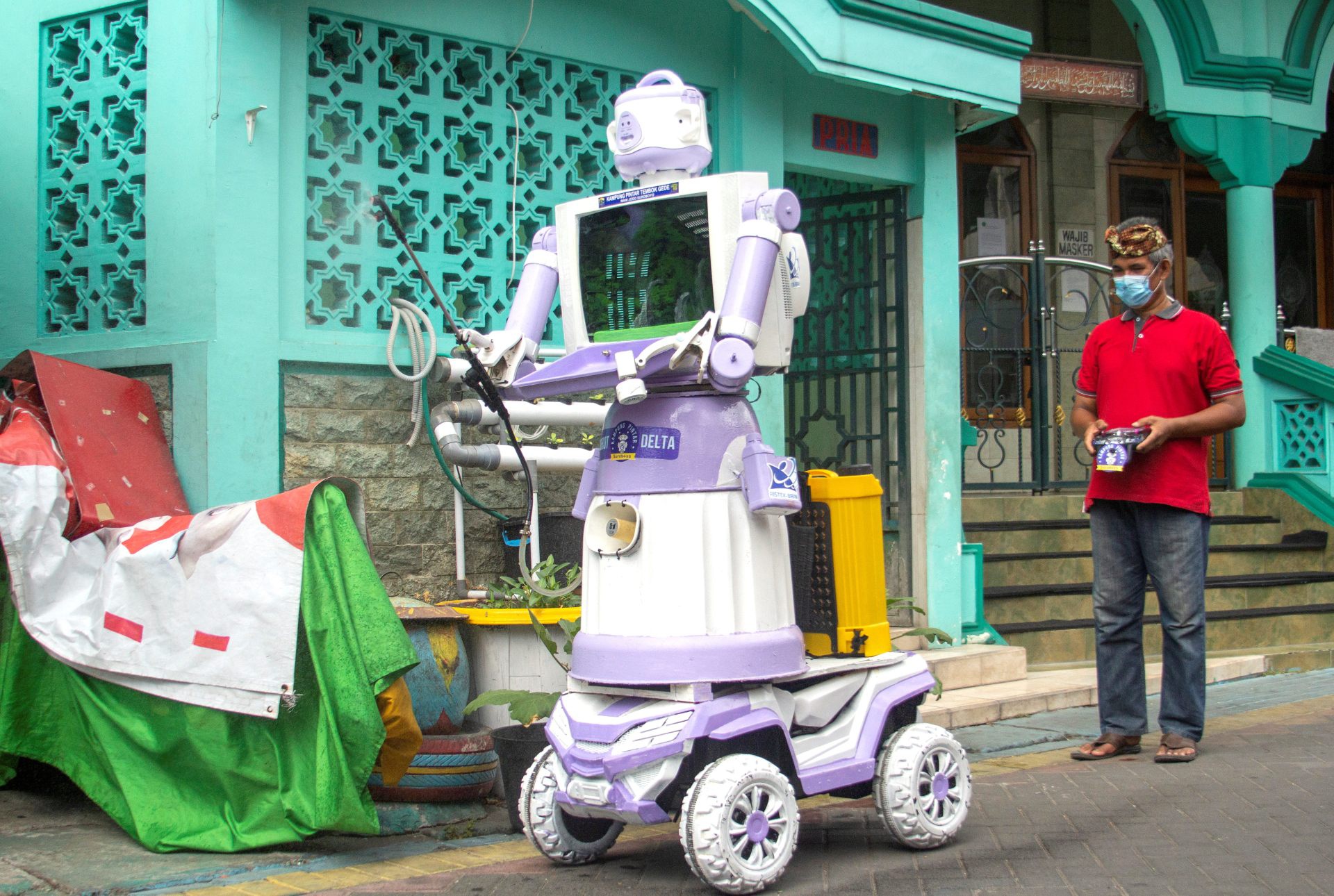 Robot Delta làm từ đồ gia dụng qua sử dụng được điều khiển từ xa /// Reuters