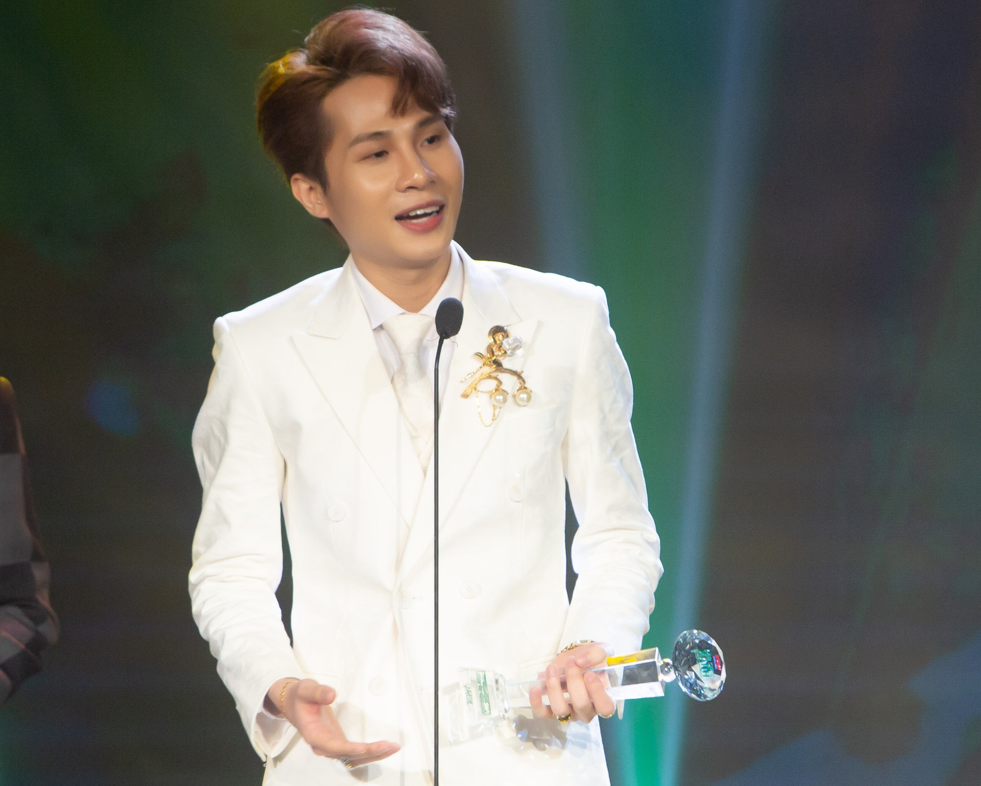 Jack nhận giải thưởng Nam ca sĩ được yêu thích nhất của Làn sóng xanh năm 2020 /// ẢNH: BTC