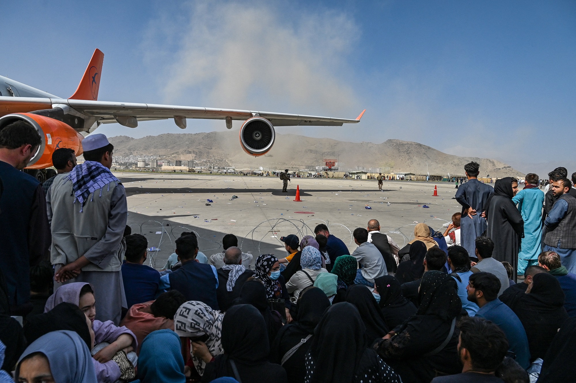 Nhiều người ngồi chờ để rời khỏi sân bay ở Kabul, Afghanistan ngày 16.8 /// AFP