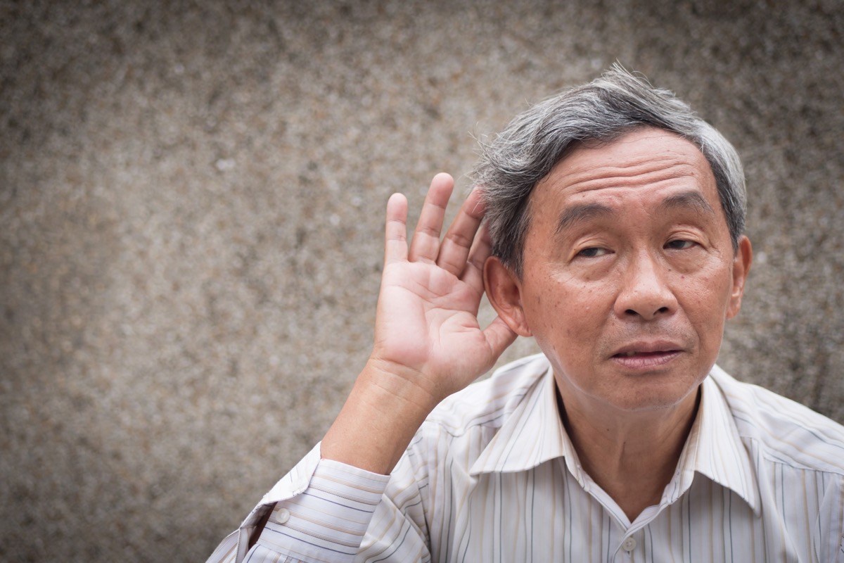 Tần suất mất thính giác tăng lên ở những người ở độ tuổi 70. /// Ảnh: Shutterstock