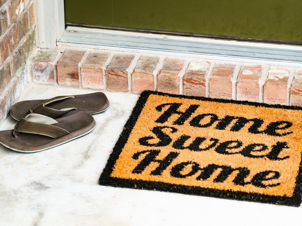 Để giày dép trước cửa nhà khi bước vào nhà giúp giữ không gian trong nhà sạch sẽ và có thể giúp mọi người bên trong khỏe mạnh hơn /// Shutterstock