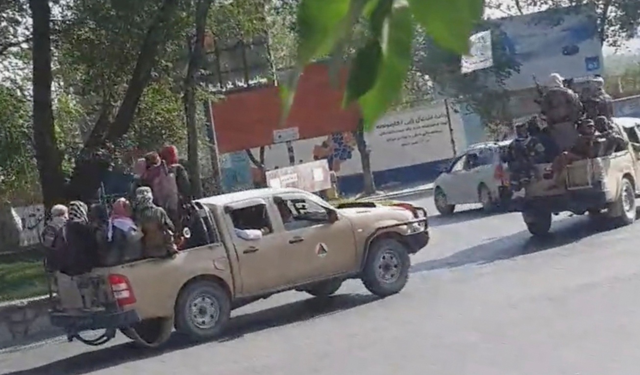 Xe của Taliban chạy trên phố ở thủ đô Kabul ngày 16.8, một ngày sau khi lực lượng này tiến vào Kabul và giành quyền kiểm soát Afghanistan /// AFP
