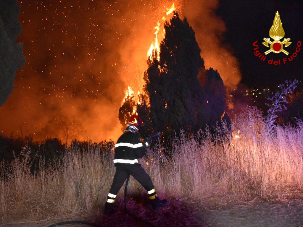 Cháy rừng trên đảo Sicily (Ý) /// REUTERS