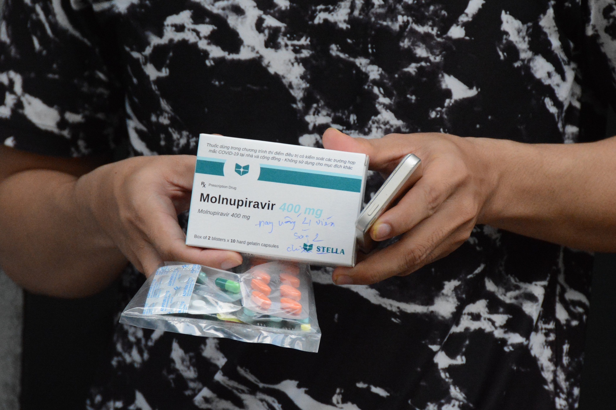 Thuốc Molnupiravir được chuyển xuống các quận, huyện, trạm y tế để phát tận tay F0 cách ly điều trị tại nhà /// DUY TÍNH