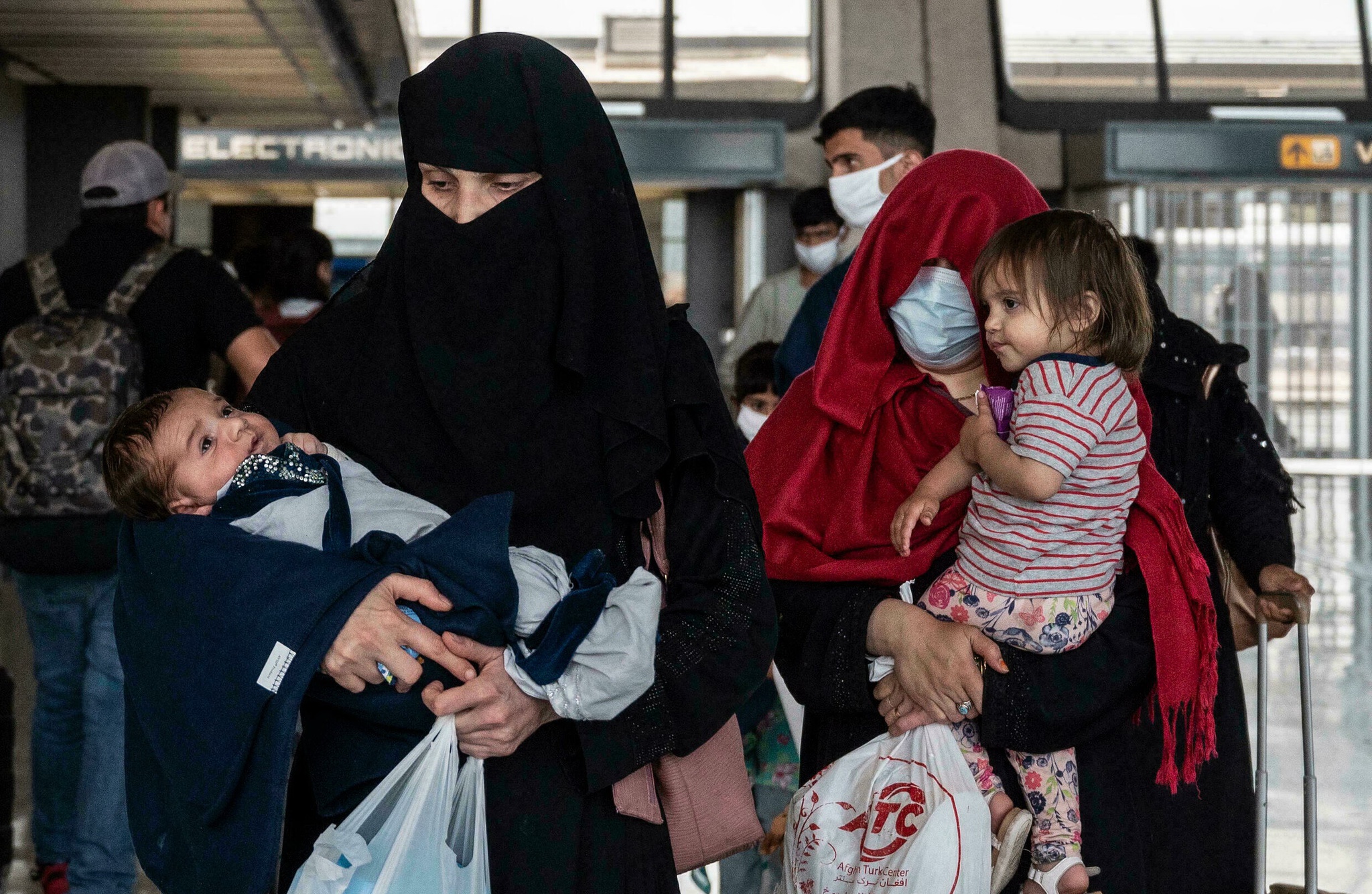 Người tị nạn Afghanistan đến sân bay Dulles ở Virgina, Mỹ /// AFP