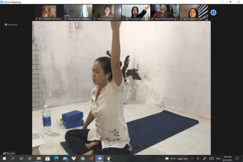 Người tham dự tập Yoga cùng các chuyên gia hướng dẫn /// Ngọc Thuận
