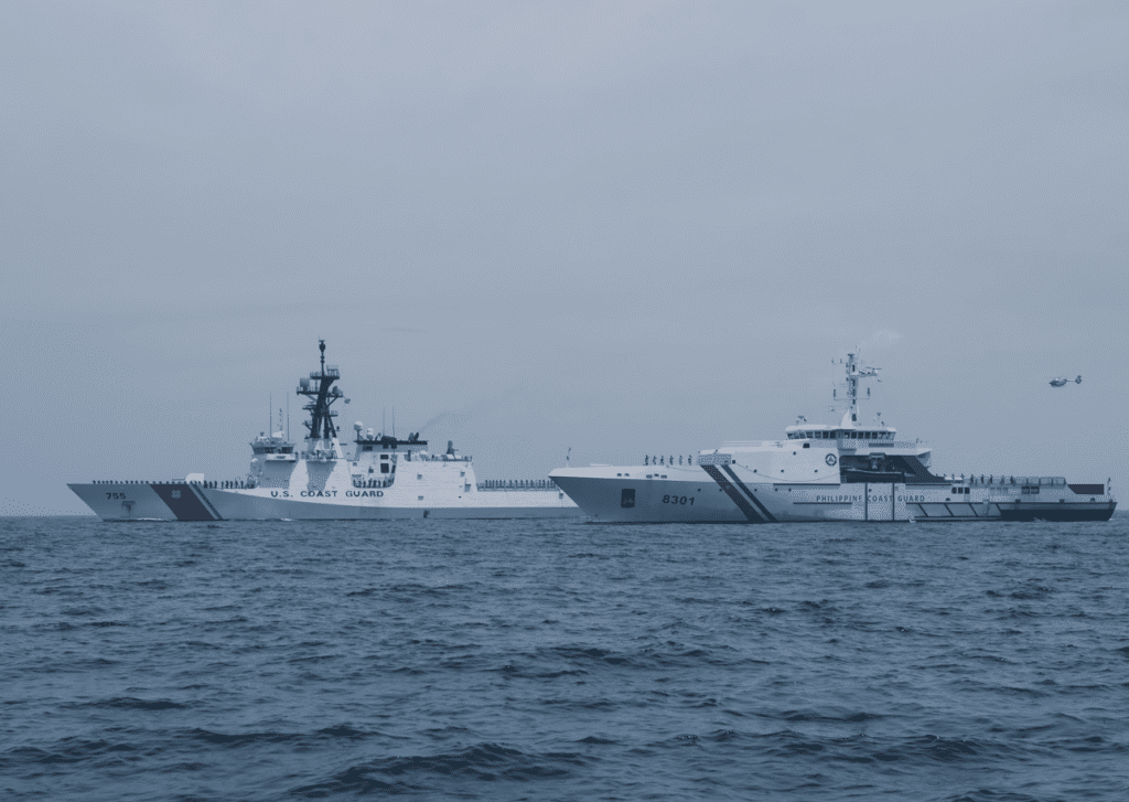 Tàu tuần duyên Munro (755) và tàu tuần duyên Philippines (8301) tập luyện chung ở khu vực phía đông Biển Đông ngày 31.8 /// Ảnh: Hạm đội 7