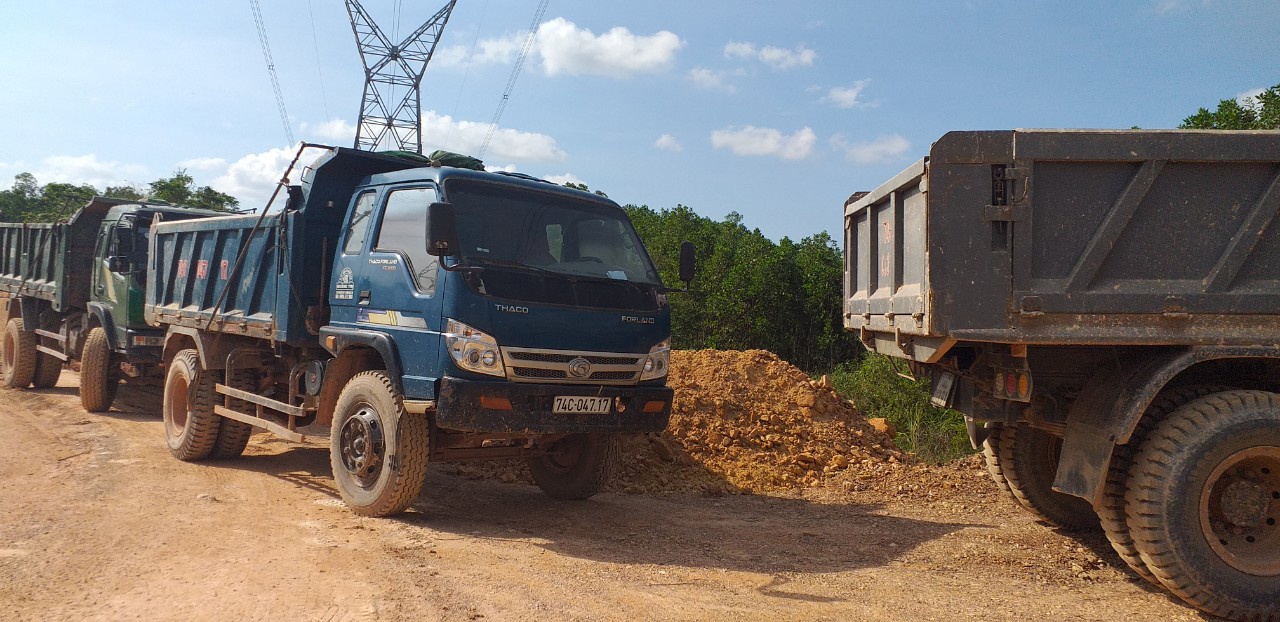Công an tỉnh Quảng Trị bất ngờ về quy mô xe tải sử dụng vận chuyển đất múc trộm dưới đường dây điện cao thế ở xã Triệu Thượng hôm 19.9ẢNH: THANH LỘC