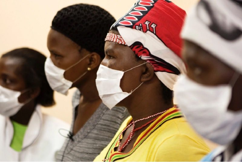 Một số bệnh nhân HIV và lao đeo khẩu trang tại một bệnh viện ở Nam Phi trong năm 2020 /// Reuters