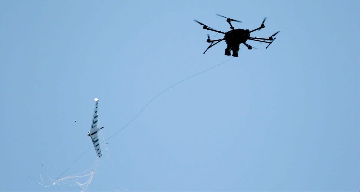 DroneHunter phóng lưới bắt drone mục tiêu /// FORTEM