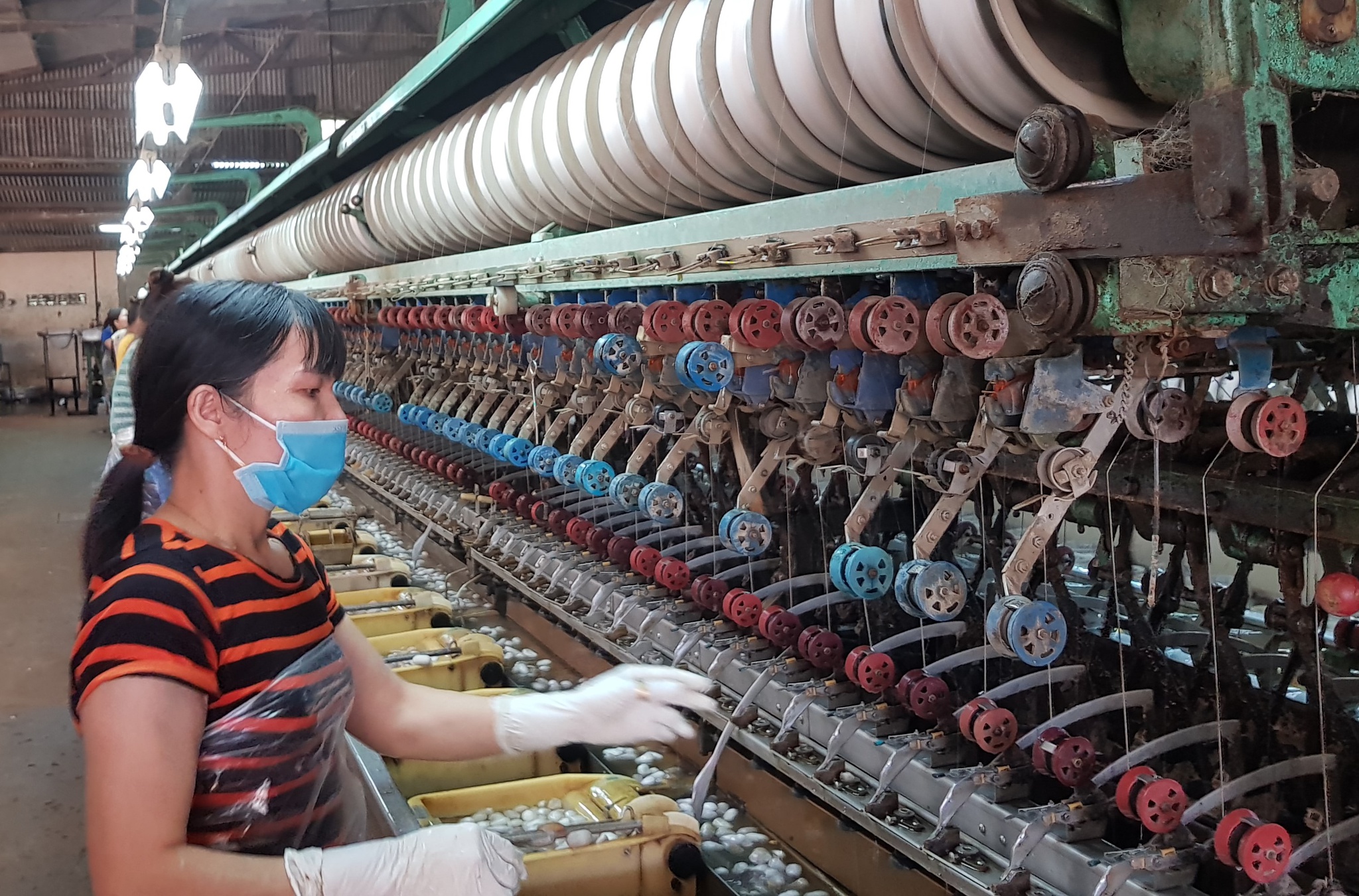 Môt nhà máy ươm tơ tự động ở TP. Bảo Lộc /// Lâm Viên