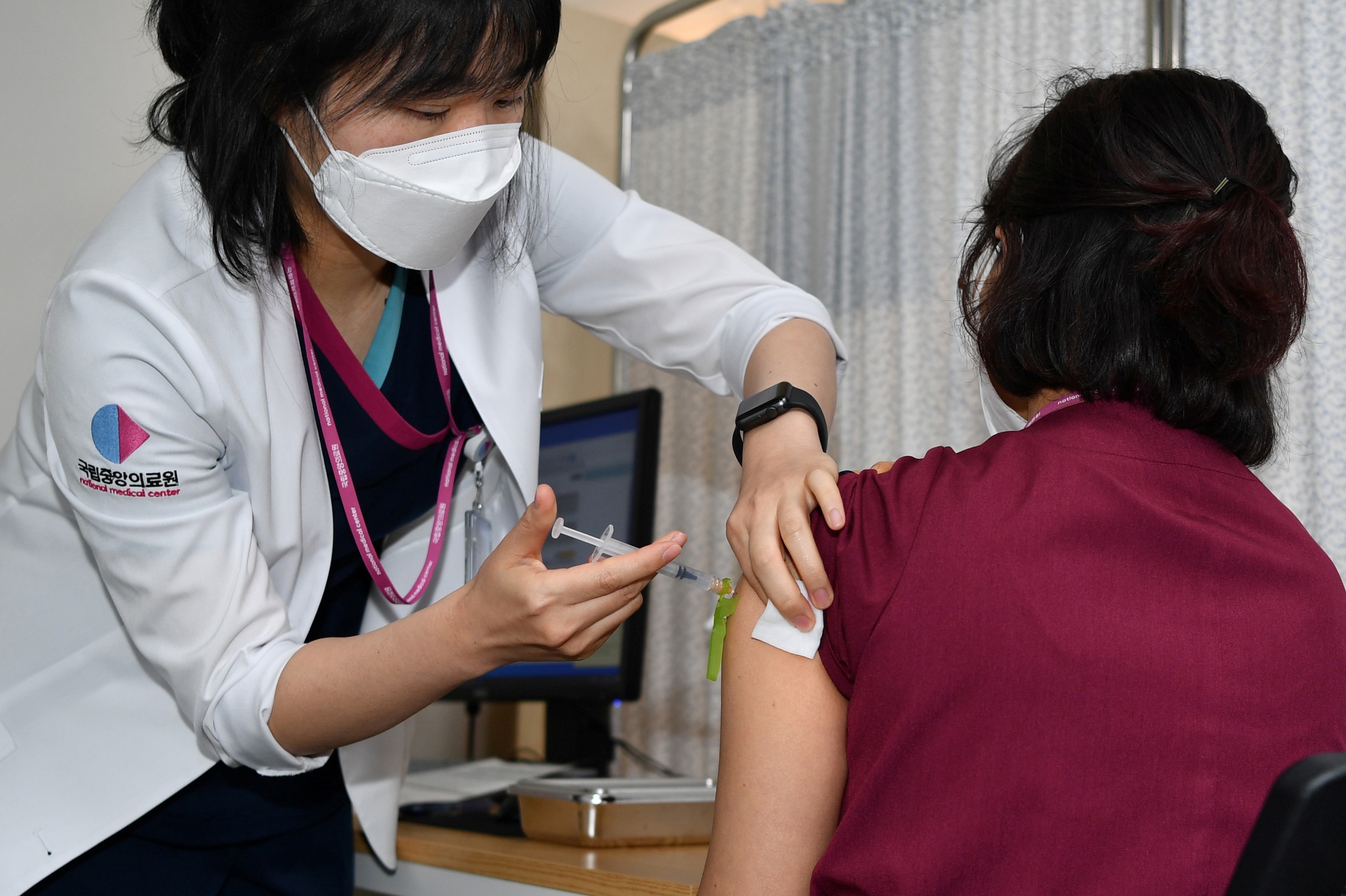 Một phụ nữ được tiêm vắc xin Covid-19 ở Seoul, Hàn Quốc /// Reuters