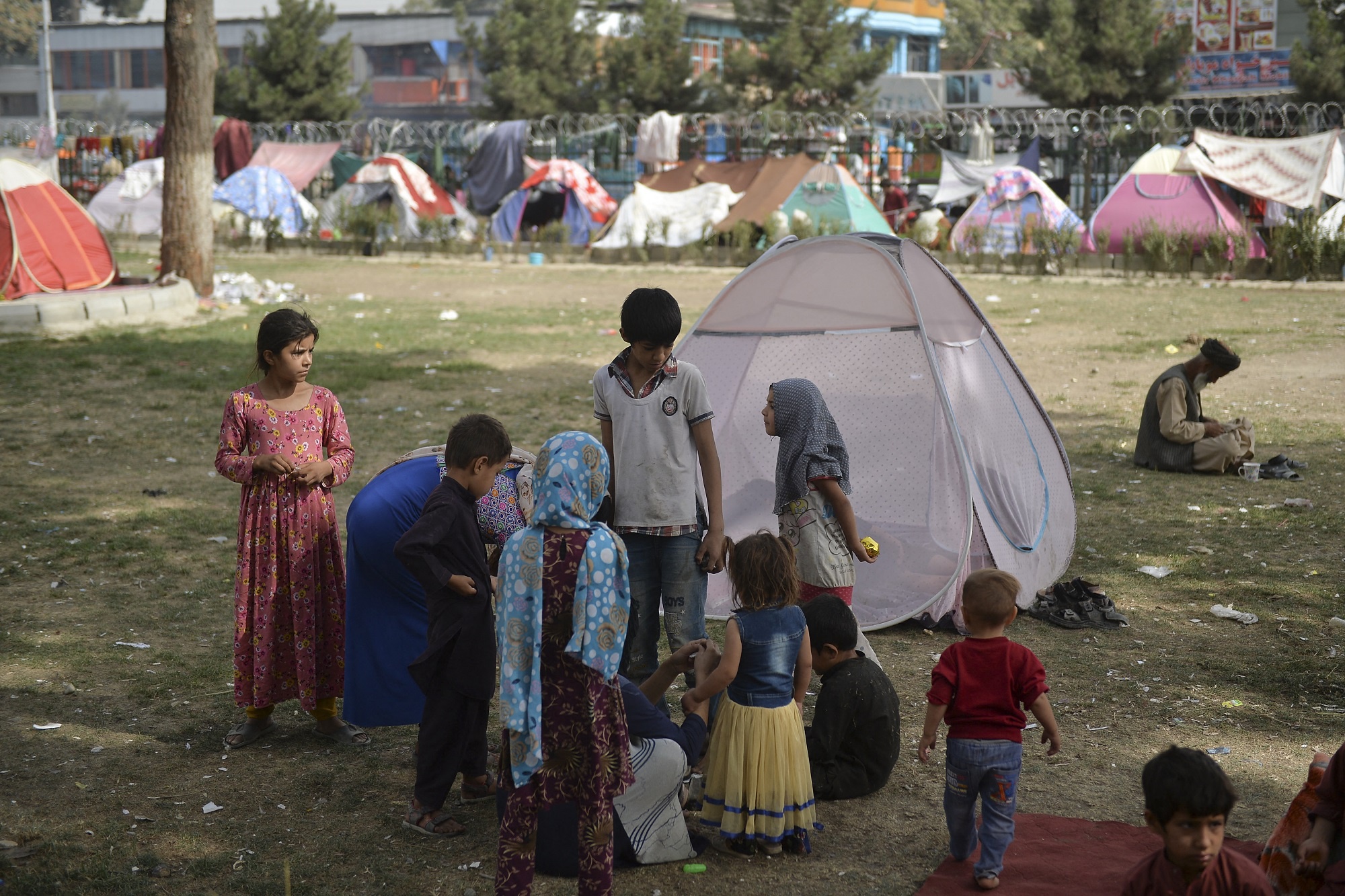 Nhiều đứa trẻ theo gia đình sơ tán tập trung tại một công viên ở Kabul ngày 11.9 /// AFP