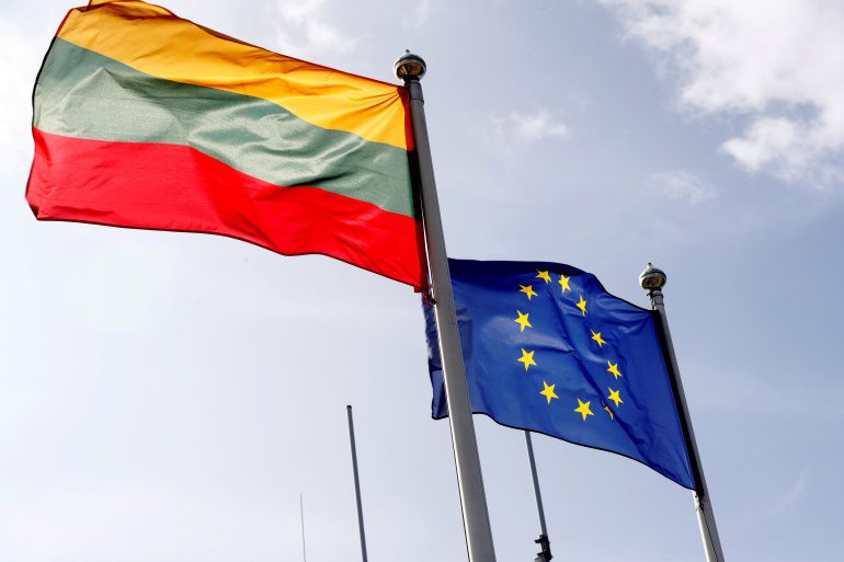 Cờ Lithuania và cờ Liên minh châu Âu /// REUTERS