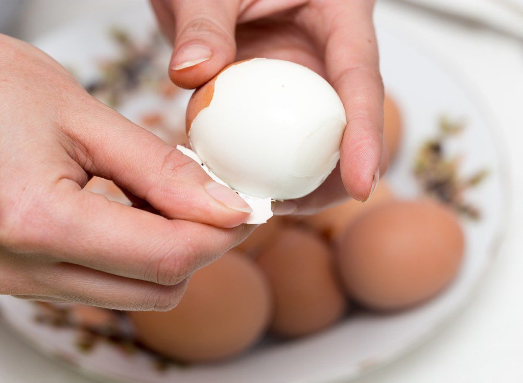 Nếu chỉ ăn lòng trắng trứng có nghĩa là bạn bỏ qua chất béo lành mạnh và nhiều loại vitamin, bao gồm vitamin A, D, E, K và sáu loại vitamin B khác nhau... /// Ảnh: Shutterstock