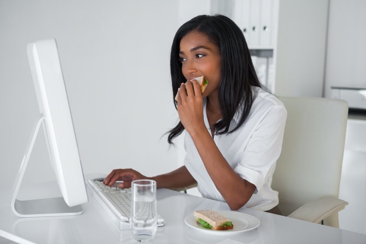 Khi ăn tại bàn làm việc, bạn dễ ăn quá nhiều hoặc quá ít. /// Ảnh minh họa: Shutterstock