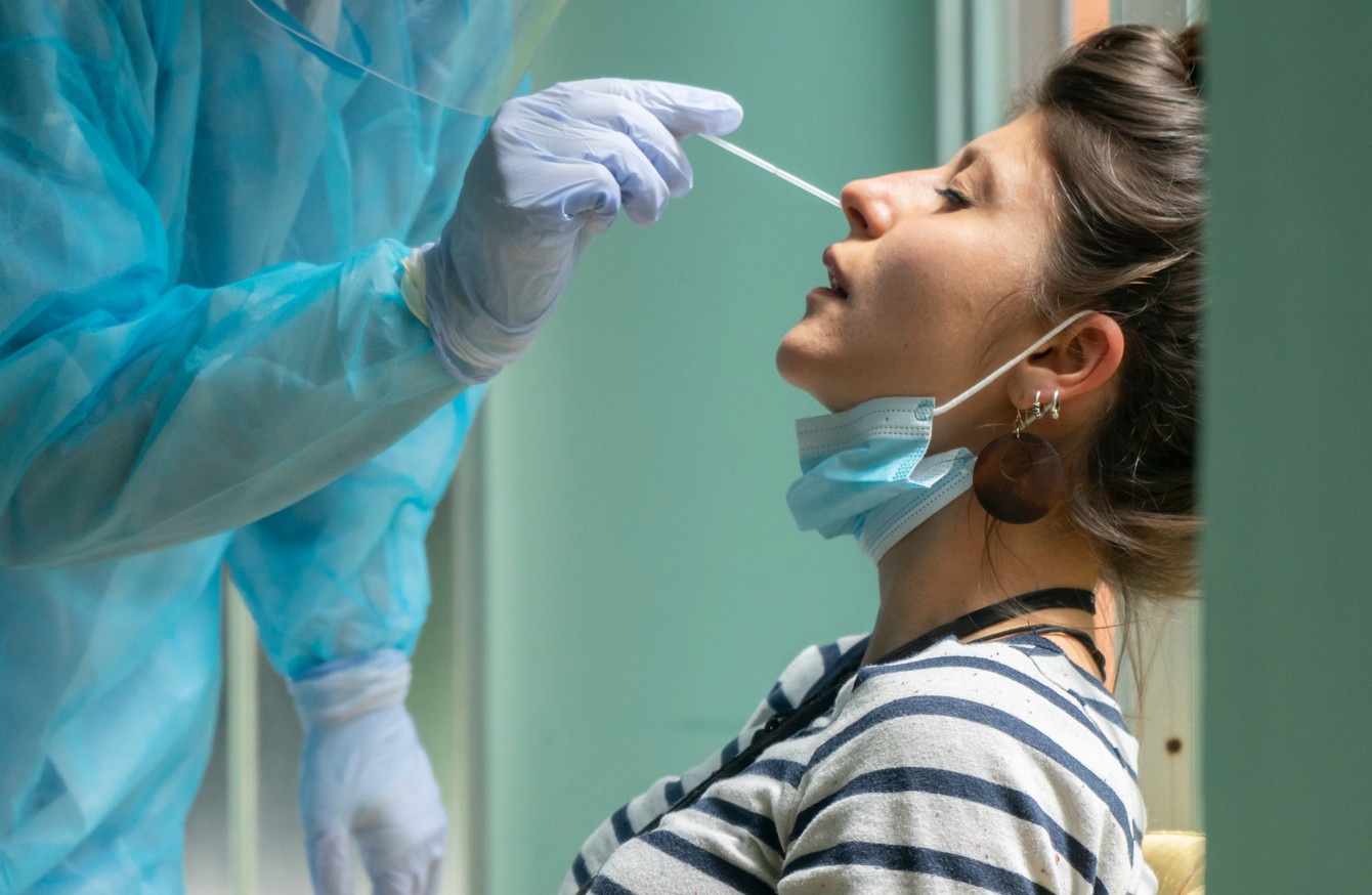 Nhiều người đã tiêm vắc xin vẫn bị nhiễm Covid-19 /// Ảnh Shutterstock