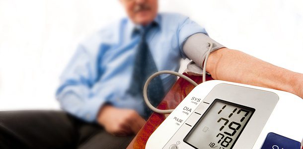 Bạn có thể tự đo huyết áp tại nhà để theo dõi dễ dàng hơn trong lâu dài SHUTTERSTOCK