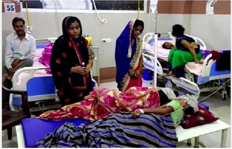 Hai bệnh nhân trẻ được điều trị do sốt cao, có thể là bệnh nhân bị sốt mò và sốt xuất huyết tại một bệnh viện ở huyện Firozabad thuộc bang Uttar Pradesh, Ấn Độ ngày 3.9 /// Chụp màn hình CBS