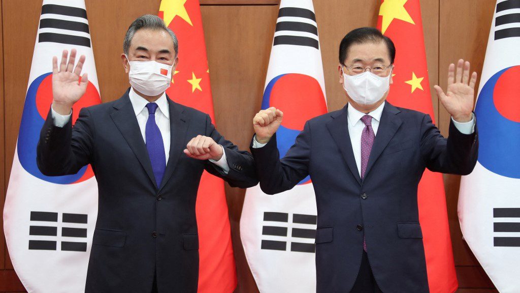 Ngoại trưởng Trung Quốc Vương Nghị (trái) và Ngoại trưởng Hàn Quốc Chung Eui-yong tại Seoul /// AFP