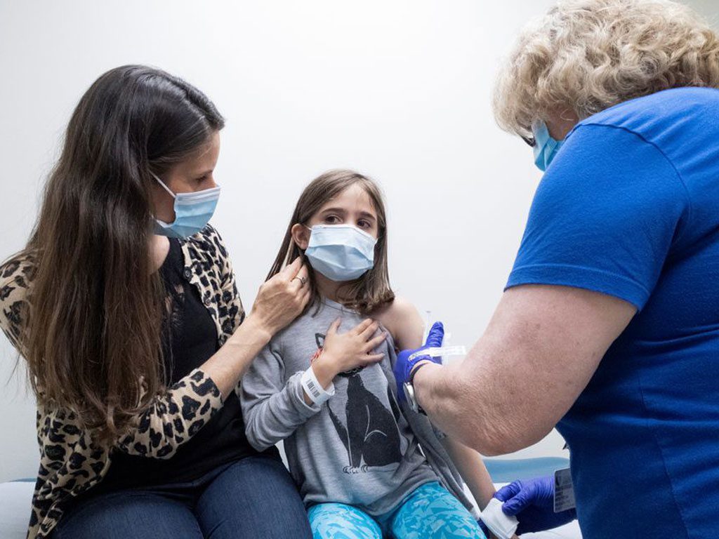 Một bé gái ở bang Bắc Carolina (Mỹ) đang được tiêm mũi vắc xin Pfizer thứ 2 vào ngày 12.4 trong cuộc thử nghiệm lâm sàng trên trẻ em /// REUTERS