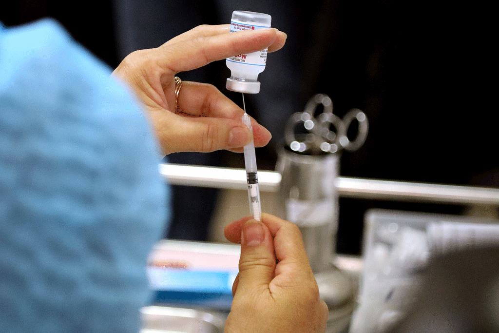 Theo Bộ Y tế, nếu tiêm mũi 1 vắc xin do Moderna sản xuất thì có thể tiêm mũi 2 bằng vắc xin do Pfizer sản xuất và ngược lại /// ĐẬU TIẾN ĐẠT