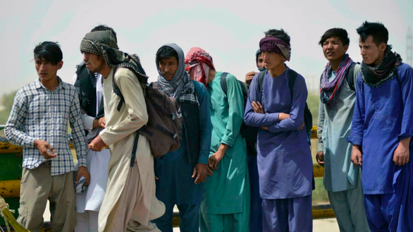Người dân Afghanistan tìm đường vượt biên qua ngõ Iran - Ảnh 1.