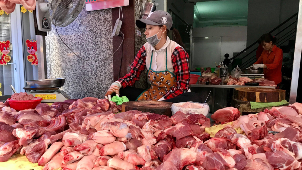 Giá thịt heo Việt Nam cao nhất thế giới? - ảnh 1