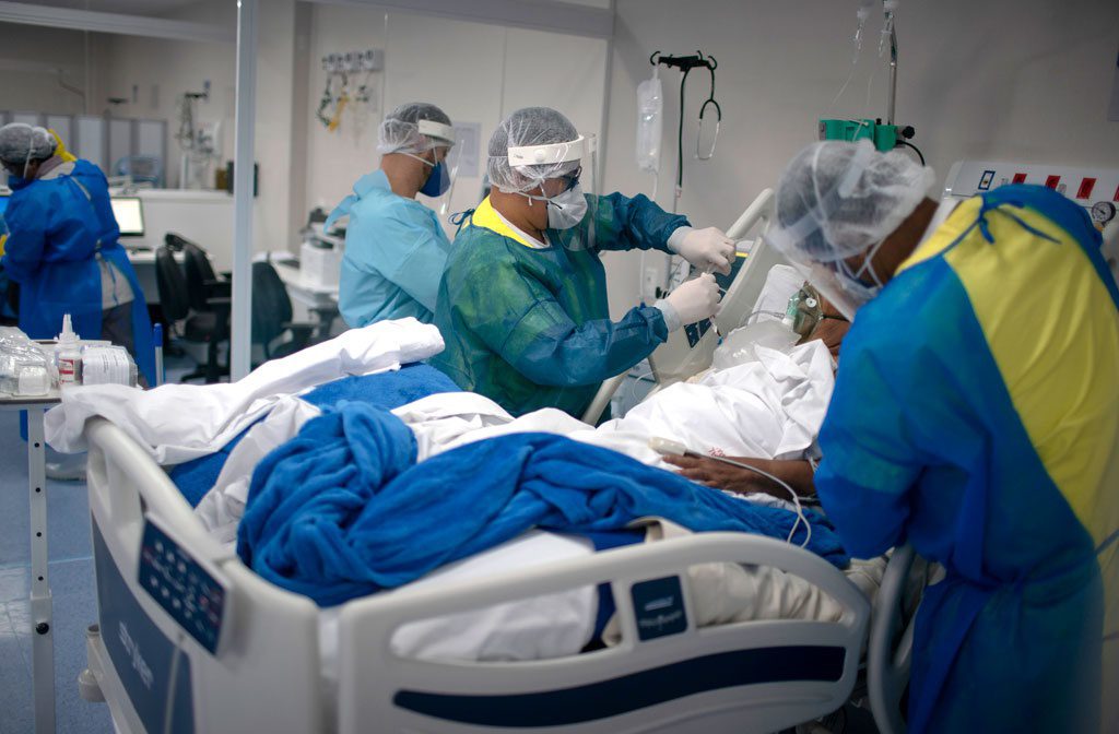 Chăm sóc bệnh nhân Covid-19 tại Brazil /// Reuters