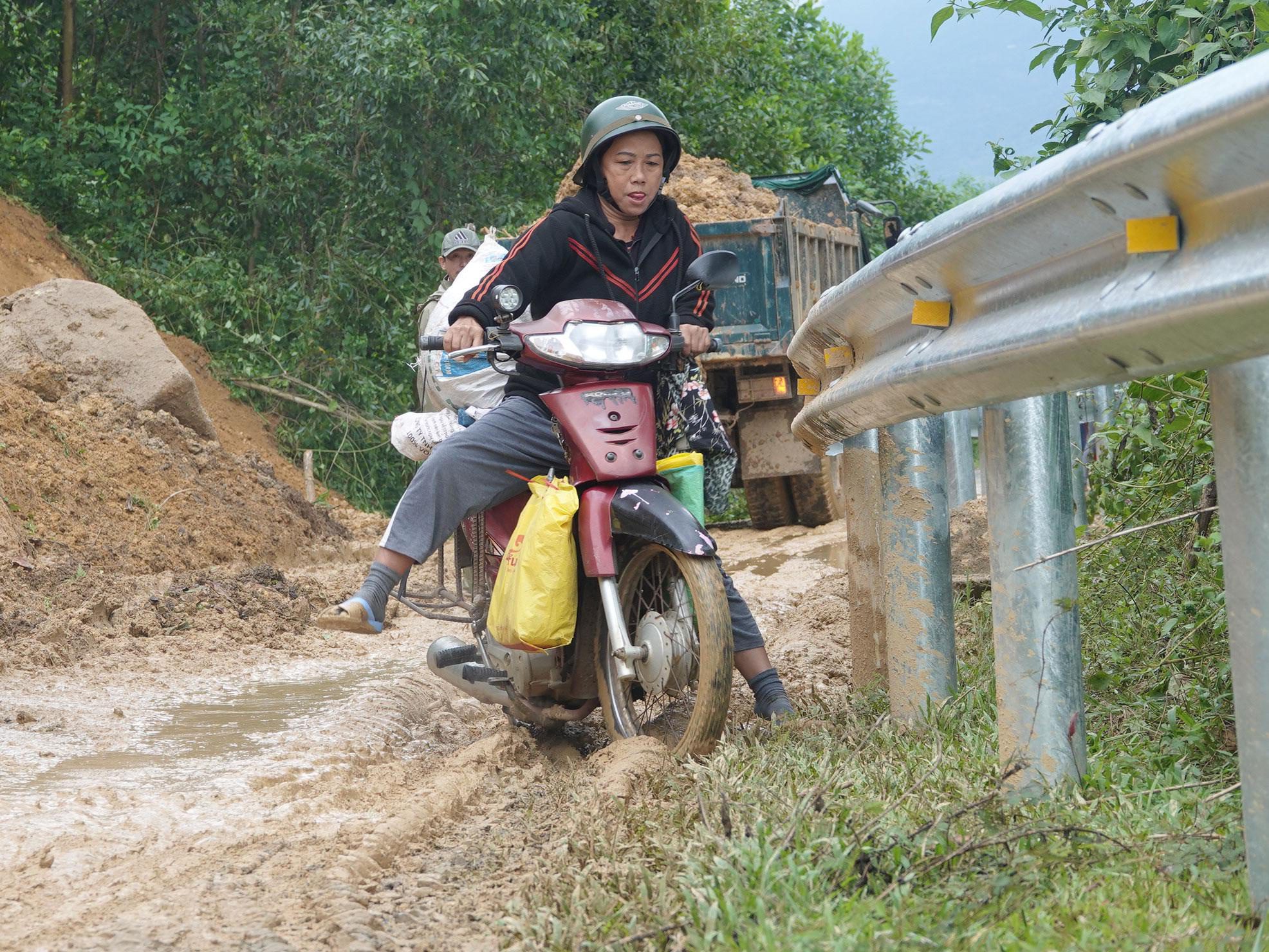 Sạt lở núi ở Quảng Ngãi, hàng ngàn người dân bị cô lập - ảnh 2