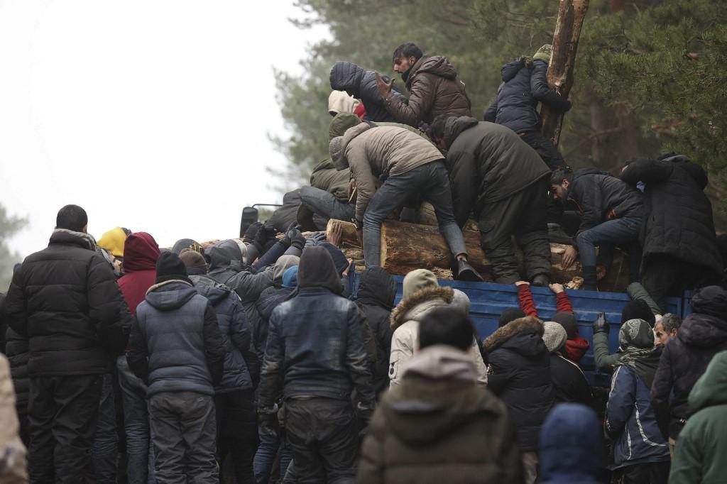 Người di cư tìm cách vượt rào từ Belarus, Ba Lan hối thúc NATO can thiệp - ảnh 1