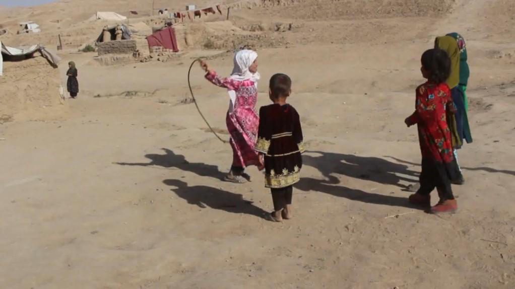 Đói khổ, nhiều gia đình Afghanistan bán con làm 'cô dâu trẻ em' - ảnh 2