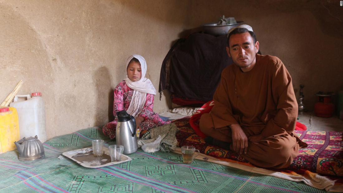 Đói khổ, nhiều gia đình Afghanistan bán con làm 'cô dâu trẻ em' - ảnh 1