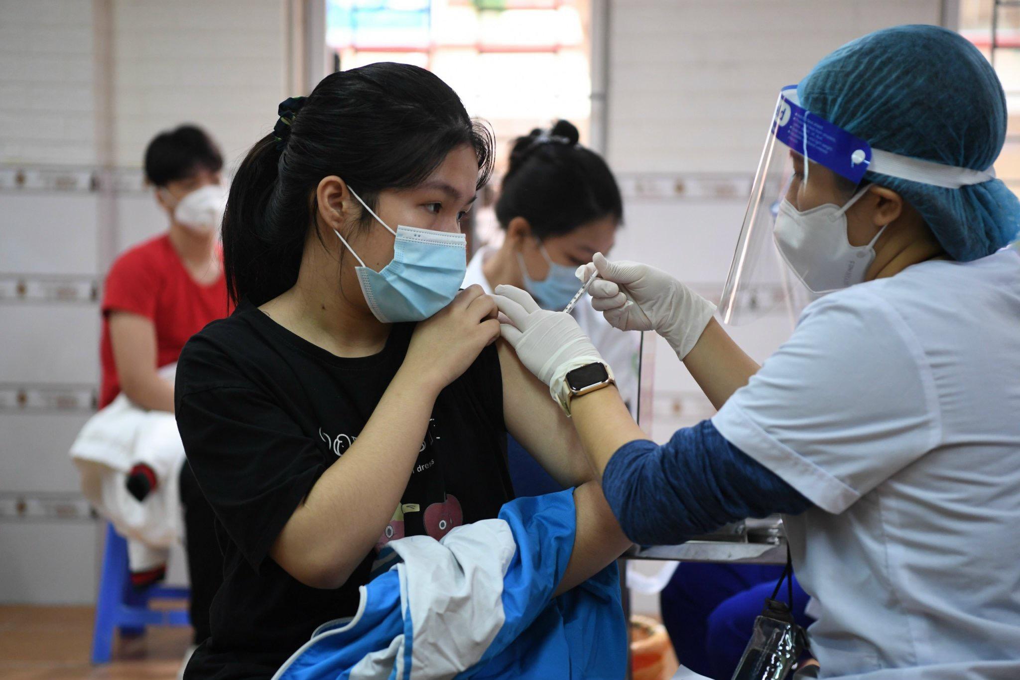 Hà Nội bắt đầu tiêm vắc xin Covid-19 cho học sinh lớp 9 - ảnh 3