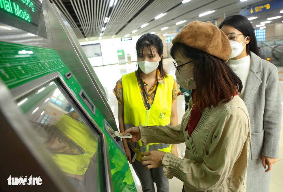Ngày đầu metro Cát Linh - Hà Đông bán vé: Dân nói thuận tiện, giá rẻ - Ảnh 3.