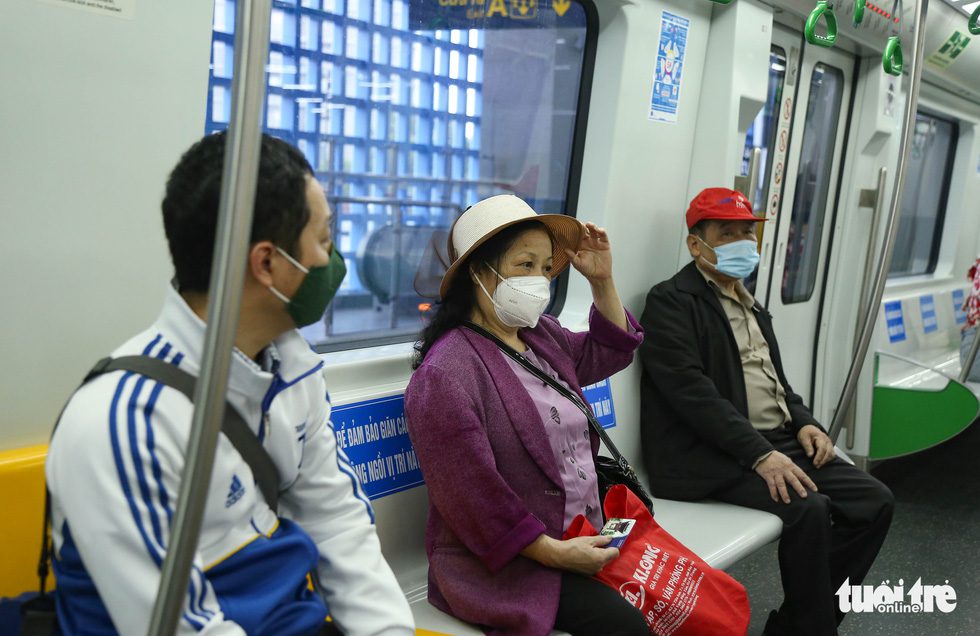 Ngày đầu metro Cát Linh - Hà Đông bán vé: Dân nói thuận tiện, giá rẻ - Ảnh 1.